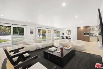 9289 Swallow Dr in Los Angeles, CA - Foto de edificio - Building Photo