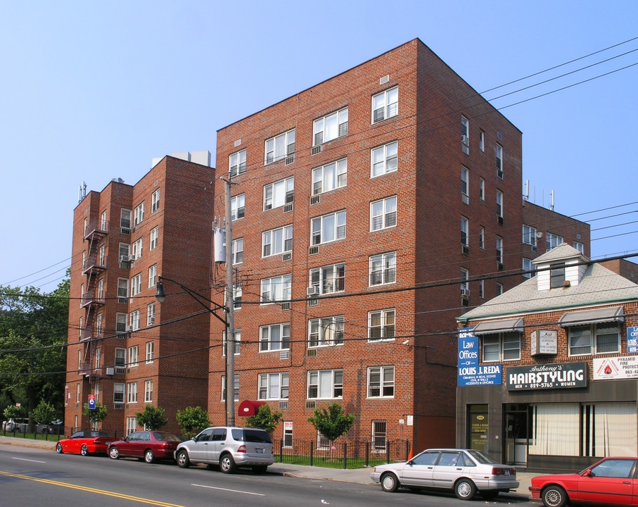 Pelham Parkway Apartments in Bronx, NY - Foto de edificio