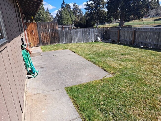 464 NE Thurston Ave in Bend, OR - Building Photo - Building Photo
