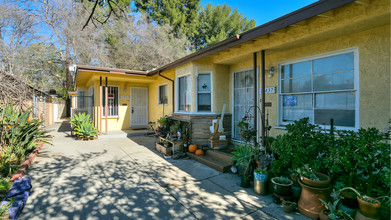 11437 Riverside Dr in North Hollywood, CA - Building Photo - Building Photo