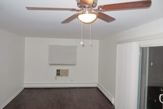1100 N Wheeling Rd-Unit -1100-2B in Mount Prospect, IL - Foto de edificio - Building Photo
