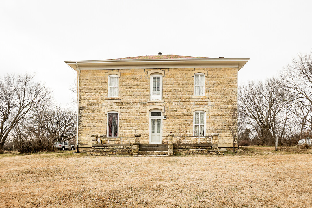 7827 Old 77 Hwy in Milford, KS - Foto de edificio