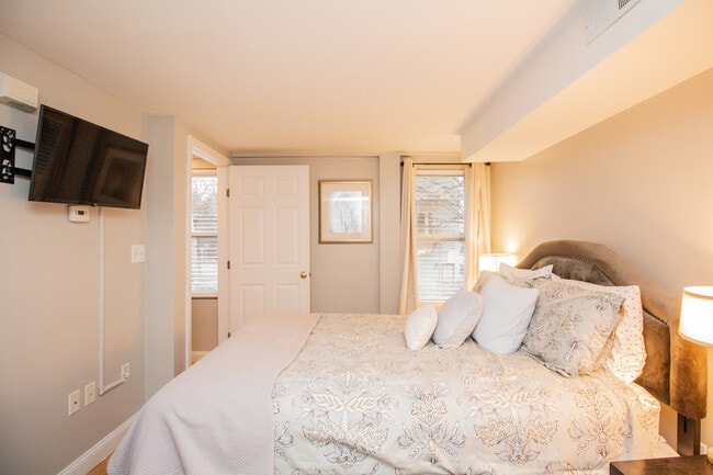 23 Jay St, Unit B