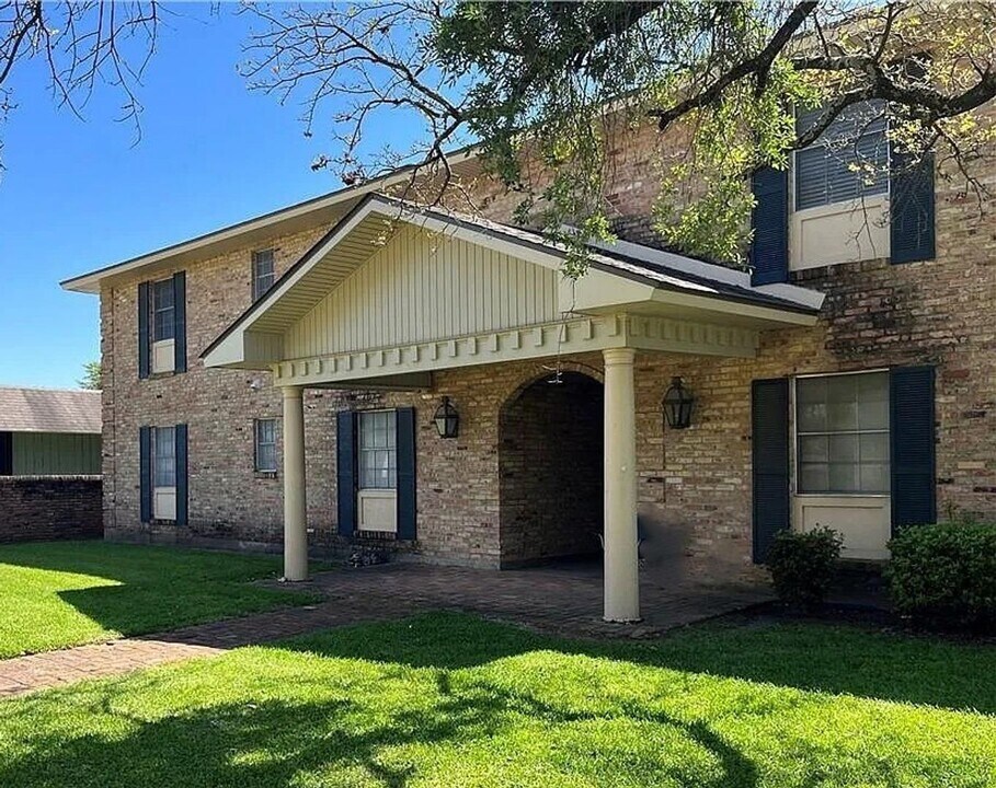1250 Dorchester Dr in Alexandria, LA - Building Photo