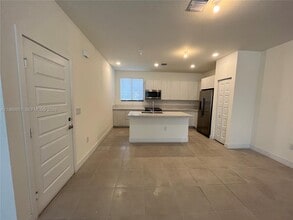 4935 NW 84th Ave in Doral, FL - Building Photo - Building Photo