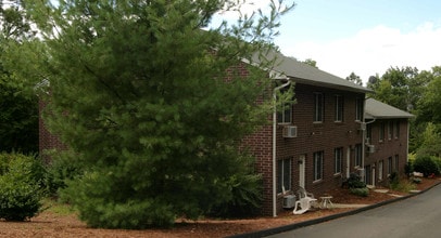 Lakeside Apartments in North Attleboro, MA - Foto de edificio - Building Photo