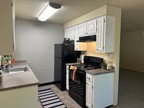 Woodbrook Apartments in Salem, OR - Building Photo - Building Photo