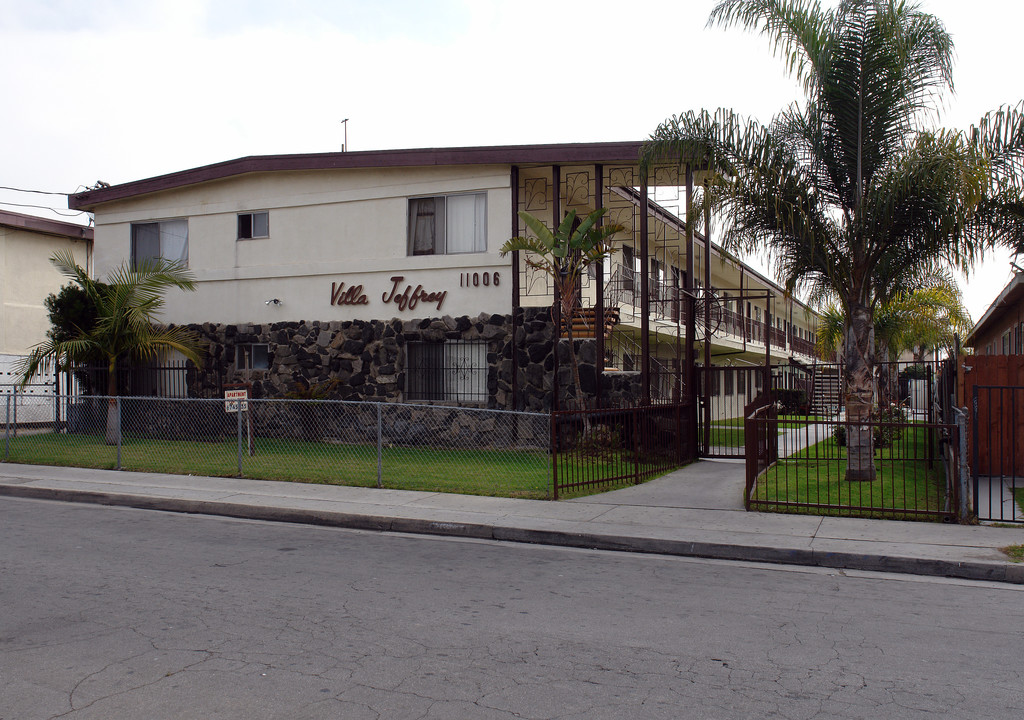 11006 S Osage Ave in Inglewood, CA - Foto de edificio