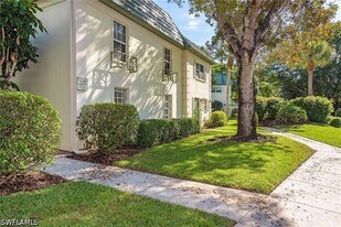 112 Bobolink Way in Naples, FL - Building Photo