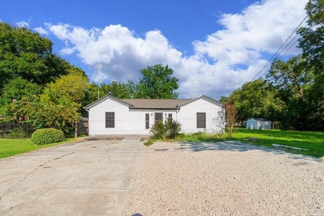 2523 S Broadway St in La Porte, TX - Building Photo - Building Photo