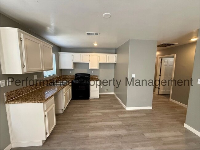 326 Beardsley Ave in Bakersfield, CA - Building Photo - Building Photo