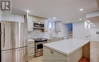 136 Westside Dr in Oakville, ON - Building Photo - Building Photo