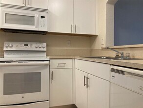 7985 NW 8th St in Miami, FL - Building Photo - Building Photo