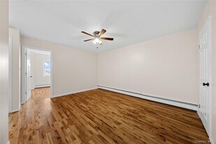 410 Jericho Tpke in North Hempstead, NY - Building Photo