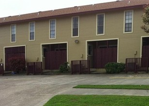 Victorian Oaks I in Galveston, TX - Building Photo - Building Photo