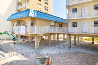 Smuggler's Cove Condos in Ft. Myers, FL - Building Photo - Building Photo