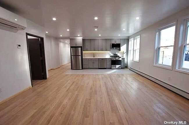 48-23 44th St, Unit 1F in Queens, NY - Building Photo - Building Photo