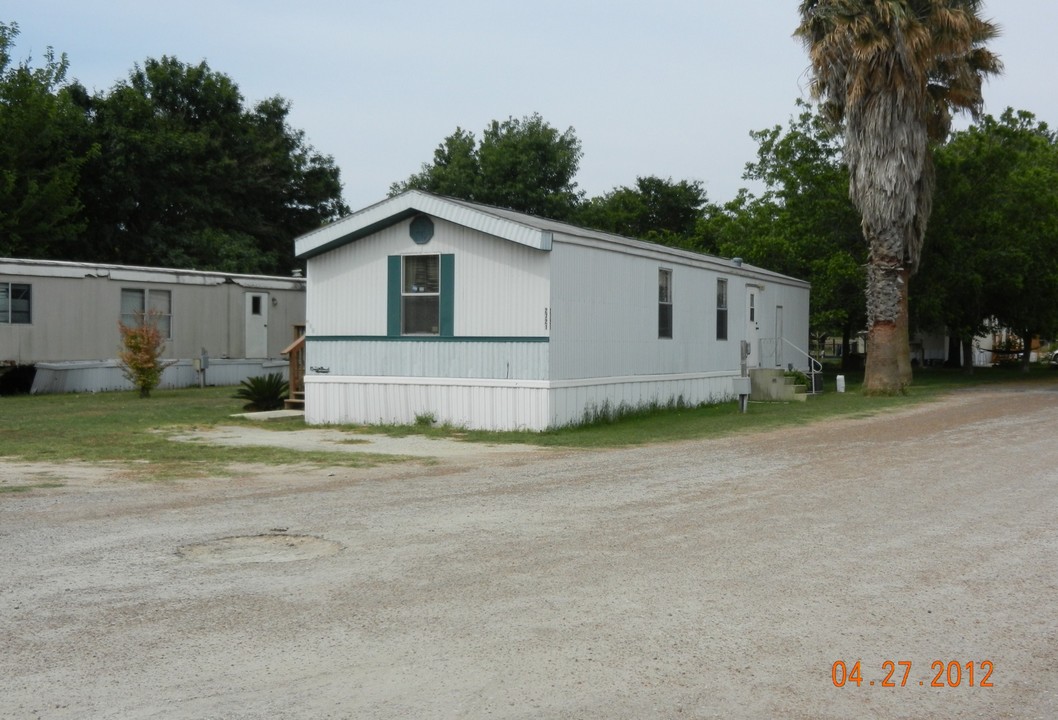 2740 Nogalitos Ln in Seguin, TX - Building Photo