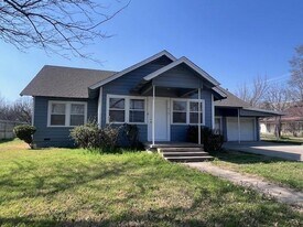 413 N 10th St in Sanger, TX - Building Photo