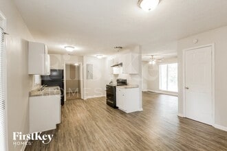 5233 Maple Valley Rd SW in Mableton, GA - Foto de edificio - Building Photo