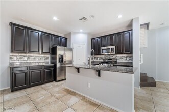 7607 Peaceful Trellis Dr in Las Vegas, NV - Building Photo - Building Photo