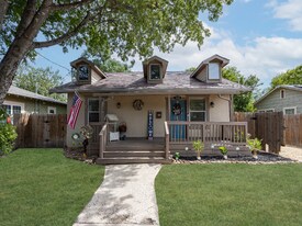 1826 W French Pl in San Antonio, TX - Building Photo