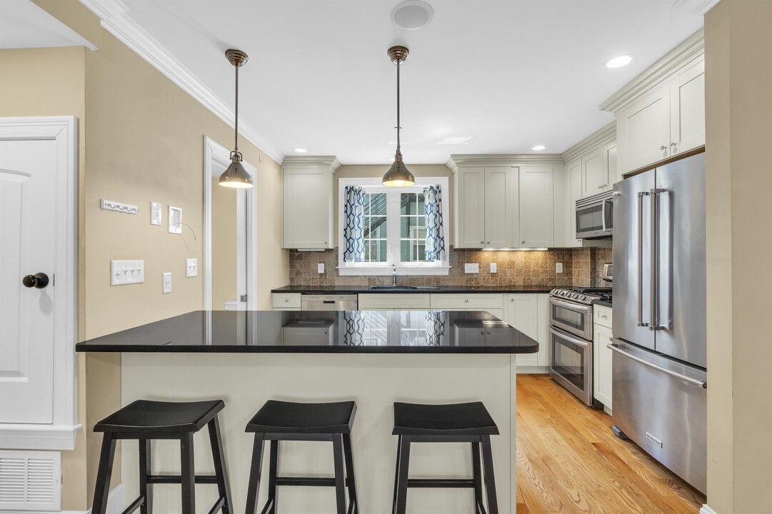 83 Dresser St in Boston, MA - Building Photo