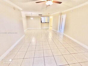 4255 N University Dr in Sunrise, FL - Building Photo - Building Photo