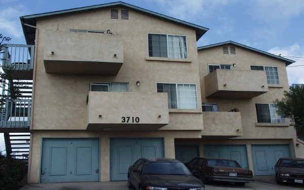 3710 Hilltop Dr in Lemon Grove, CA - Building Photo