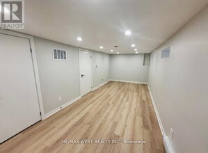 10 Vimy Ave in Toronto, ON - Building Photo - Building Photo