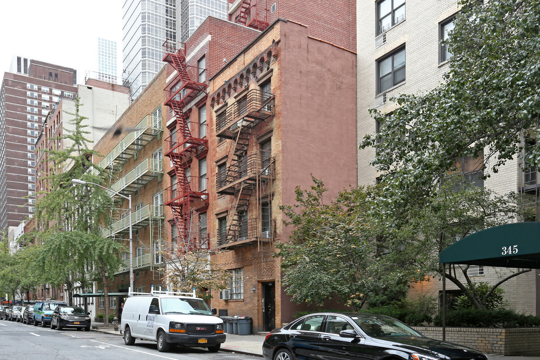 337 E 54th St in New York, NY - Building Photo