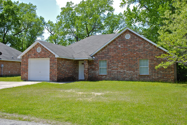 11215 Stuart St in Brownsboro, TX - Foto de edificio - Building Photo