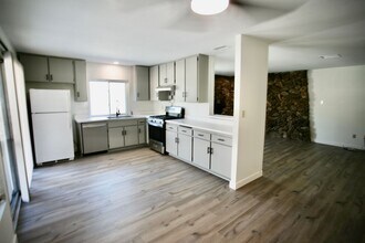 9934 Via Francis in Santee, CA - Foto de edificio - Building Photo