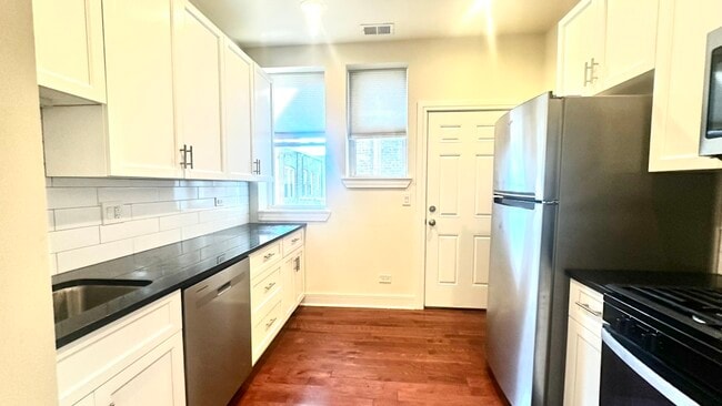 1145 W Lunt Ave in Chicago, IL - Building Photo - Building Photo