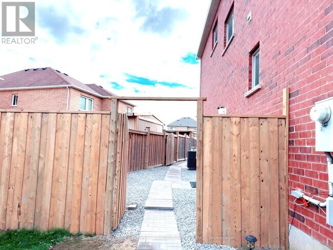 15 Slack St in Bradford West Gwillimbury, ON - Building Photo - Building Photo