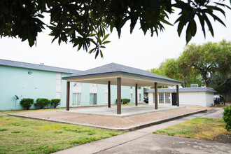 Linda Vista Apartments in Pasadena, TX - Foto de edificio - Building Photo