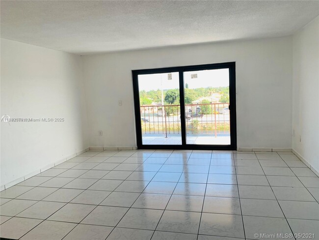 1325 W 68th St in Hialeah, FL - Building Photo - Building Photo