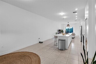 8175 NW 104th Ave, Unit 28B in Doral, FL - Building Photo - Building Photo
