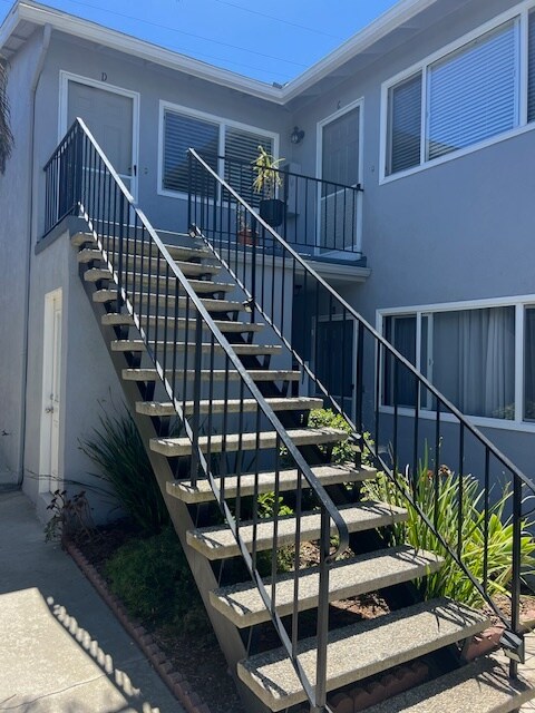 1220 Amethyst St in Redondo Beach, CA - Building Photo - Building Photo