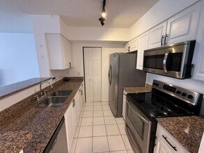 1155 Brickell Bay Dr, Unit 606 in Miami, FL - Foto de edificio - Building Photo