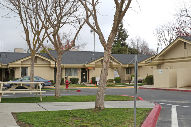 Golden Acres in Chowchilla, CA - Foto de edificio - Building Photo