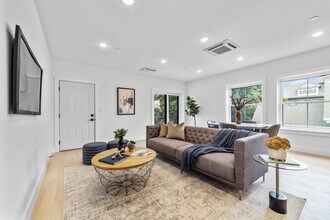 208 Spencer Ave, Unit 7 in Chelsea, MA - Foto de edificio - Building Photo