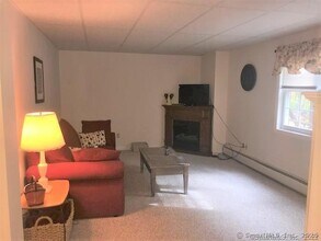15 Indian Hill Ln in Newtown, CT - Building Photo - Building Photo