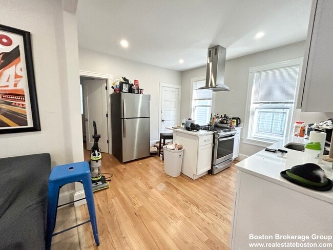 76 Marine Rd, Unit 3 in Boston, MA - Foto de edificio - Building Photo