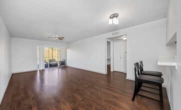 621 99th Ave N, Unit 102 in St. Petersburg, FL - Building Photo - Building Photo