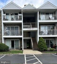 28 Holly Ct, Unit F3 in Trenton, NJ - Building Photo