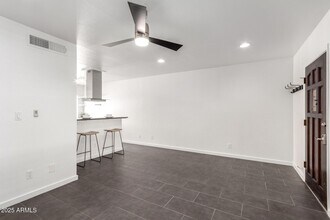 749 E Montebello Ave, Unit 228 in Phoenix, AZ - Foto de edificio - Building Photo