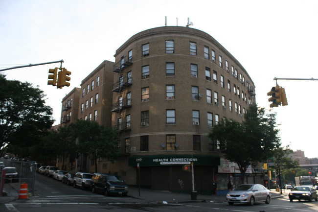 2042 Grand Ave in Bronx, NY - Foto de edificio - Building Photo