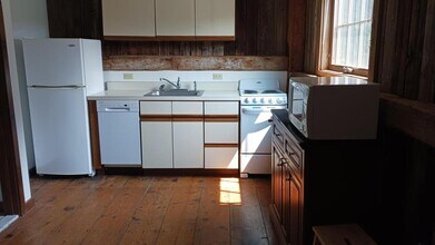 138 W Main St in Chester, CT - Building Photo - Building Photo