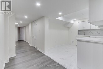 25 Aird Ct in Milton, ON - Building Photo - Building Photo